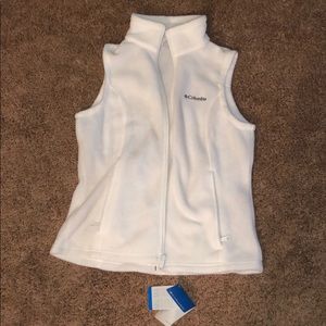 NEVER WORN , WITH TAGS , white Columbia vest